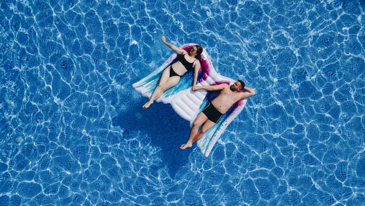 Above vertical view of people young couple taking hands with love and having fun on the blue clear swimming pool together enjoying the summer holiday vacation with trendy coloured mattress Above vertical view of people young couple taking hands with love and having fun on the blue clear swimming pool together enjoying the summer holiday vacation with trendy coloured mattress. Copyright: x RECORD DATE NOT STATED