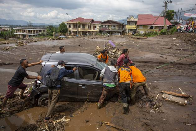 Bilder des Jahres 2024, News 05 Mai News Themen der Woche KW19 News Bilder des Tages (240512) -- WEST SUMATRA, May 12, 2024 -- People try to remove a damaged car after a cold lava flood at Agam regency in West Sumatra, Indonesia, on May 12, 2024. The death toll from lava floods that struck Indonesia s West Sumatra province on Saturday rose to 34, with at least five others missing, a senior official of the local disaster agency said on Sunday. The rains poured down the area at the slope of the Marapi volcano on Saturday evening, triggering cold lava floods that hit the regencies of Tanah Datar and Agam, Fajar Sukma, head of the emergency unit of the provincial disaster management and mitigation agency, told Xinhua via phone. (Photo by Xinhua) INDONESIA-WEST SUMATRA-MOUNT MARAPI-LAVA FLOODS AndrixMardiansyah