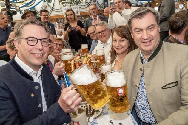 Bilder des Jahres 2024, News 05 Mai News Themen der Woche KW19 News Bilder des Tages Markus Söder, CSU, Bayerischer Ministerpräsident, Markus Blume (links), Wissenschaftsminister, Europawahlkampf bei der Truderinger Festwoche, München, 12. Mai 2024 Deutschland, München, 12. Mai 2024, Markus Söder, (rechts) CSU, Bayerischer Ministerpräsident, und Markus Blume, CSU, Bayerischer Wissenschaftsminister, stoßen mit Maß Bier an, CSU-Veranstaltung im vollbesetzten Bierzelt, Truderinger Festwoche, traditionelles bayerisches Volksfest im Münchner Stadtteil Trudering, Rede Söder, Europawahlkampf, Wahlkampf, Sonntagabend, Politik, Bayern,