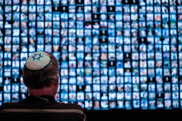 Bilder des Jahres 2024, News 05 Mai News Themen der Woche KW20 News Bilder des Tages Israel, Gedenken am Jom haZikaron in Jerusalem May 13, 2024, Jerusalem, Israel: Visitors pay tribute to Israelâ€⠢s fallen servicemen and victims of terror on Memorial Day, Yom Hazikaron, as they stand before a large screen displaying the portraits of over 1,500 Israelis slain in the October 7th, 2023, Hamas massacre in southern Israel, along with those who sacrificed their lives in the ongoing conflicts in Gaza, at the National Library in Jerusalem. Jerusalem Israel - ZUMAa126 20240513_zap_a126_002 Copyright: xNirxAlonx