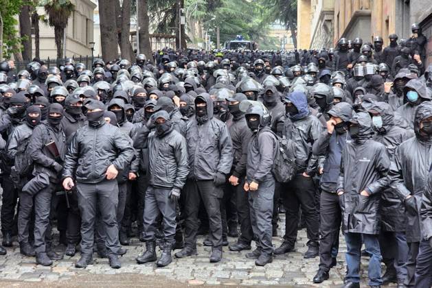 Bilder des Jahres 2024, News 05 Mai News Themen der Woche KW20 News Bilder des Tages Georgia Protests 8682244 14.05.2024 Georgian law enforcement officers block a street near the parliament building during a protest against a bill on foreign agents in Tbilisi, Georgia. Georgia s parliament adopted a foreign influence law that has sparked weeks of mass protests against the measure by a majority vote in the third and final reading at a plenary meeting. Stringer Sputnik Tbilisi Georgia  Copyright: xStringerx