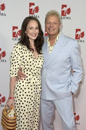 Uwe Fahrenkrog-Petersen mit Partnerin Christin Dechant bei der Verleihung des Fred Jay Preises 2024 im bcc Berlin Congress Center. Berlin, 14.05.2024