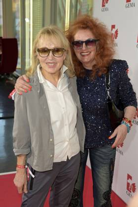 Annette Humpe und Ingrid Milli Segieth bei der Verleihung des Fred Jay Preises 2024 im bcc Berlin Congress Center. Berlin, 14.05.2024