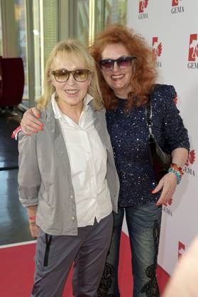 Annette Humpe und Ingrid Milli Segieth bei der Verleihung des Fred Jay Preises 2024 im bcc Berlin Congress Center. Berlin, 14.05.2024