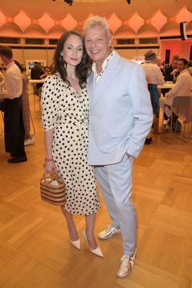 Uwe Fahrenkrog-Petersen mit Partnerin Christin Dechant bei der Verleihung des Fred Jay Preises 2024 im bcc Berlin Congress Center. Berlin, 14.05.2024