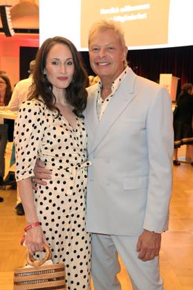 Uwe Fahrenkrog-Petersen mit Partnerin Christin Dechant bei der Verleihung des Fred Jay Preises 2024 im bcc Berlin Congress Center. Berlin, 14.05.2024