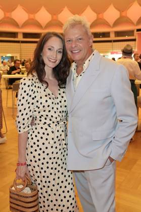 Uwe Fahrenkrog-Petersen mit Partnerin Christin Dechant bei der Verleihung des Fred Jay Preises 2024 im bcc Berlin Congress Center. Berlin, 14.05.2024