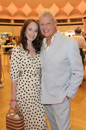 Uwe Fahrenkrog-Petersen mit Partnerin Christin Dechant bei der Verleihung des Fred Jay Preises 2024 im bcc Berlin Congress Center. Berlin, 14.05.2024