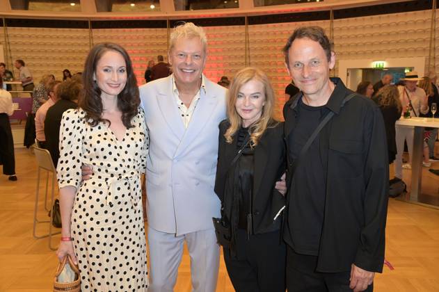 Uwe Fahrenkrog-Petersen mit Partnerin Christin Dechant und Inga Humpe mit Partner Tommi Eckart von 2raumwohnung bei der Verleihung des Fred Jay Preises 2024 im bcc Berlin Congress Center. Berlin, 14.05.2024