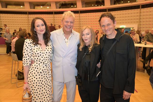 Uwe Fahrenkrog-Petersen mit Partnerin Christin Dechant und Inga Humpe mit Partner Tommi Eckart von 2raumwohnung bei der Verleihung des Fred Jay Preises 2024 im bcc Berlin Congress Center. Berlin, 14.05.2024