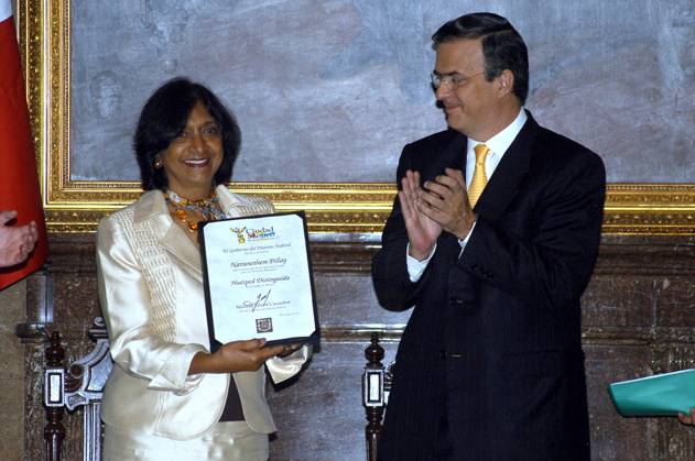 MDF10708021. México, D.F.- El jefe de Gobierno del Distrito Federal, Marcelo Ebrard Casaubon, entrega la medalla y diploma de Huésped Distinguido a Navanethem Pillay, alta comisionada de Naciones Unidas para los Derechos Humanos. NOTIMEX FOTO CARLOS PEREDA CPM POL CIUDAD DE MÉXICO DISTRITO FEDERAL MEXICO EDITORIAL USE ONLY Copyright: xx NTX11006000 CARLOSxPEREDAx notimexpix331830