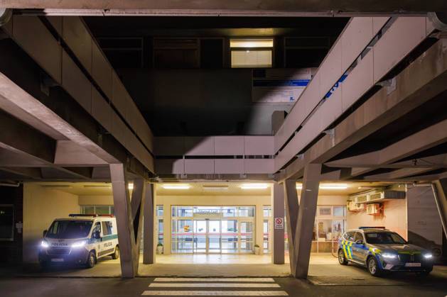 News Bilder des Tages Slowakei, Robert Fico nach Attentat in Krankenhaus in Banska Bystrica 16.05.2024 - Slowacja , Banska Bystrzyca . Szpital Uniwersytecki z poliklinika F.D. Roosevelta , w ktorym walczy o zycie postrzelony w zamachu premier slowacji Robert Fico . Fot. Rafal Klimkiewicz EDYTOR.net NEWSPIX.PL --- Newspix.pl 16 05 2024 - Slovakia, Banska Bystrica. University Hospital with Polyclinic F.D. Roosevelt, in which the Prime Minister of Slovakia, Robert Fico, who was shot in an assassination attempt, is fighting for his life.  20240516RAF014