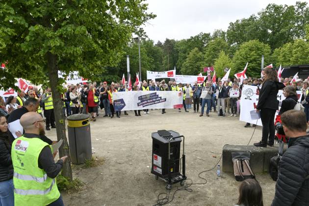 News Bilder des Tages 16.05.2024 Deutsche Telekom Tarifrunde mit Demonstrationen Kundgebungen Warnstreiks vor Euro 2024 Fußballstadien. Die Telekombeschäftigten der Standorte Frankfurt Darmstadt Wiesbaden protestieren heute mit der Gewerkschaft VERDI vor dem EM Stadion Frankfurter Waldstadion für ein verbessertes Angebot der Arbeitgeber hinsichtlich Entgelsteigerung Lohnerhöhun Frankfurt (Main) Hessen Deutschland