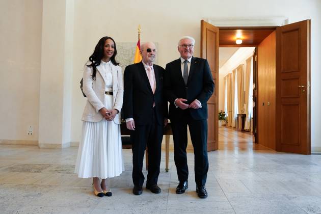 News Bilder des Tages Bundespräsident Steinmeier, Schriftsteller Salman Rushdie Bundespräsident Frank-Walter Steinmeier empfängt Schriftsteller Salman Rushdie im Schloss Bellevue Berlin Berlin GER