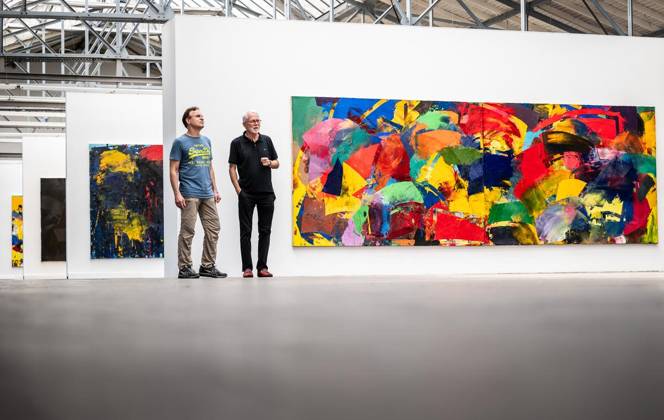 Entertainment Bilder des Tages Ausstellung Rolf Rose im Zentrum Altenberg in Oberhausen ** NUR FÜR REDAKTIONELLE ZWECKE ** EDITORIAL USE ONLY **<p>Christoph Henkel (l.) und Dr. Wilfried Darlath vom Verein für aktuelle Kunst Ruhrgebiet betrachten am Donnerstag, 16.05.2024, in der Ausstellungshalle des Zentrums Altenberg in Oberhausen die großformatigen Bilder des Hamburger Künstlers Rolf Rose. Die Vernissage zur Ausstellung Malerei - explosiv und still ist für Sonntag, den 19.05.2024, terminiert. Deutschland NRW Oberhausen Copyright: MartinxMöller