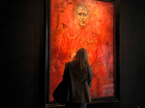 Entertainment Bilder des Tages Photograph of the first official portrait of the British king, Charles III, made by the portraitist Jonathan Yeo, where the monarch is seen dressed and wrapped in red, the uniform of the Welsh Guards with which he was appointed colonel in 1975, on display to the public in the London gallery Philip Mold, United Kingdom, 16 May 2024. El retrato oficial de Carlos III, expuesto al público !ACHTUNG: NUR REDAKTIONELLE NUTZUNG!  Copyright: xGuillermoxGarridox GRAF1826 20240516-55013590362_1
