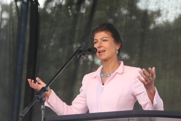 News Bilder des Tages Die Parteivorsitzende der Partei Bündnis Sahra Wagenknecht Vernunft und Gerechtigkeit, Sahra Wagenknecht, spricht am Donnerstag (16.05.2024) im Zentrum der Hanse- und Universitätsstadt Rostock. Die Partei hat im Nordosten noch keinen eigenen Landesverband. Dafür bereits aber ein erstes Bürgerbüro das am Freitag (10.05.2024) in Malchin (Mecklenburgische Seenplatte) eröffnet wurde. Nun ist die Politikerin im Rahmen ihrer Wahlkampftour die sie bis zum 6. Juni 2024 durch ganz Deutschland führt, erstmalig auch im Nordosten. Dabei spricht sie auf dem Neuen Markt zu den Menschen über die Ziele ihrer Partei.