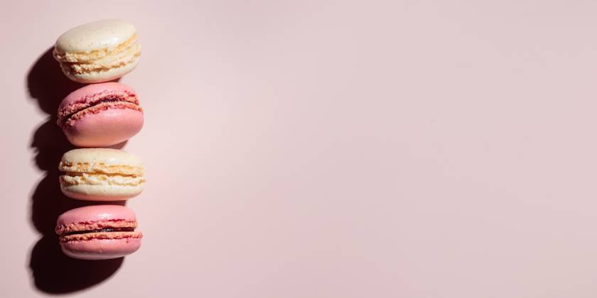 Macaroons on pink background, colorful french cookies pattern. Gift for 8 March, International Women s Day, Valentine Day Macaroons on pink background, colorful french cookies pattern. Gift for 8 March, International Women s Day, Valentine Day. Horizontal banner with copyspace Copyright: x RECORD DATE NOT STATED