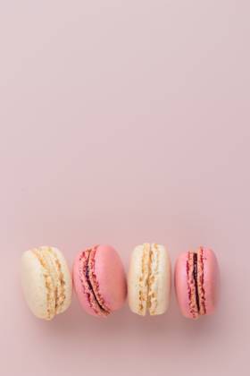 Macaroons on pink background, colorful french cookies pattern. Gift for 8 March, International Women s Day, Valentine Day Macaroons on pink background, colorful french cookies pattern. Gift for 8 March, International Women s Day, Valentine Day. Vertical banner with copyspace Copyright: x RECORD DATE NOT STATED