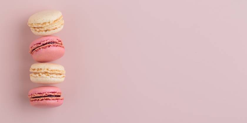 Macaroons on pink background, colorful french cookies pattern. Gift for 8 March, International Women s Day, Valentine Day Macaroons on pink background, colorful french cookies pattern. Gift for 8 March, International Women s Day, Valentine Day. Horizontal banner with copyspace Copyright: x RECORD DATE NOT STATED