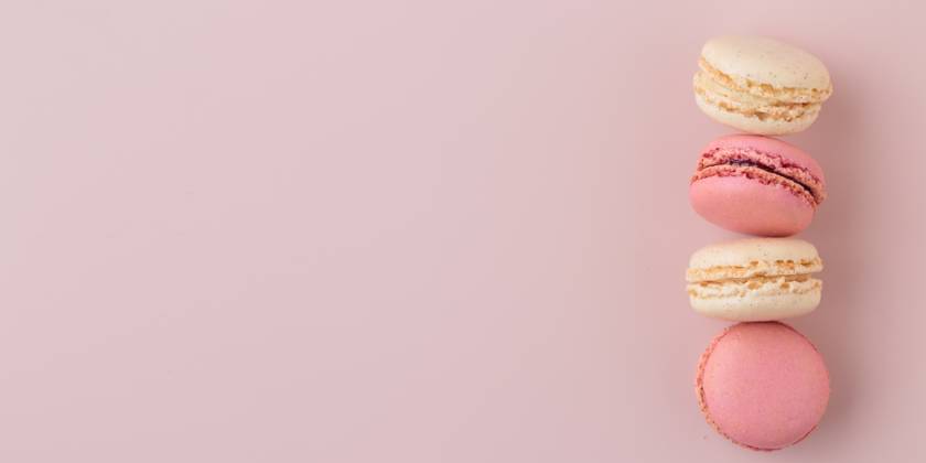 Macaroons on pink background, colorful french cookies pattern. Gift for 8 March, International Women s Day, Valentine Day Macaroons on pink background, colorful french cookies pattern. Gift for 8 March, International Women s Day, Valentine Day. Horizontal banner with copyspace Copyright: x RECORD DATE NOT STATED