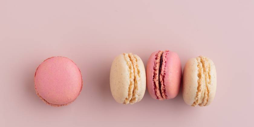 Macaroons on pink background, colorful french cookies pattern. Gift for 8 March, International Women s Day, Valentine Day Macaroons on pink background, colorful french cookies pattern. Gift for 8 March, International Women s Day, Valentine Day. Horizontal banner with copyspace Copyright: x RECORD DATE NOT STATED