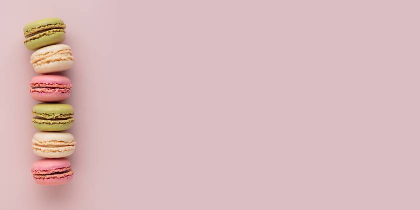 Macaroons on pink background, colorful french cookies pattern. Gift for 8 March, International Women s Day, Valentine Day Macaroons on pink background, colorful french cookies pattern. Gift for 8 March, International Women s Day, Valentine Day. Horizontal banner with copyspace Copyright: x RECORD DATE NOT STATED