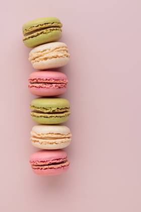 Macaroons on pink background, colorful french cookies pattern. Gift for 8 March, International Women s Day, Valentine Day Macaroons on pink background, colorful french cookies pattern. Gift for 8 March, International Women s Day, Valentine Day. Vertical banner with copyspace Copyright: x RECORD DATE NOT STATED