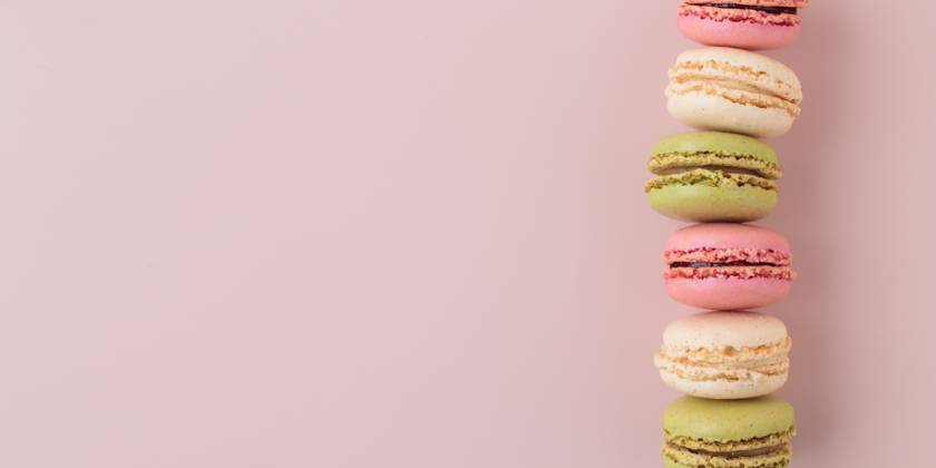 Macaroons on pink background, colorful french cookies pattern. Gift for 8 March, International Women s Day, Valentine Day Macaroons on pink background, colorful french cookies pattern. Gift for 8 March, International Women s Day, Valentine Day. Horizontal banner with copyspace Copyright: x RECORD DATE NOT STATED