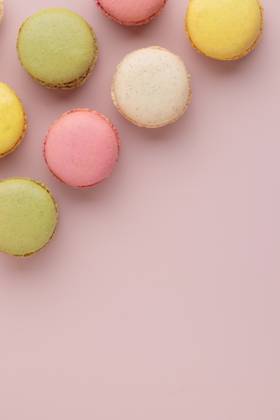 Macaroons on pink background, colorful french cookies pattern. Gift for 8 March, International Women s Day, Valentine Day Macaroons on pink background, colorful french cookies pattern. Gift for 8 March, International Women s Day, Valentine Day. Vertical banner with copyspace Copyright: x RECORD DATE NOT STATED