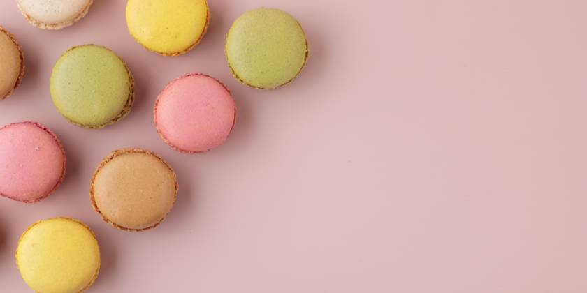 Macaroons on pink background, colorful french cookies pattern. Gift for 8 March, International Women s Day, Valentine Day Macaroons on pink background, colorful french cookies pattern. Gift for 8 March, International Women s Day, Valentine Day. Horizontal banner with copyspace Copyright: x RECORD DATE NOT STATED