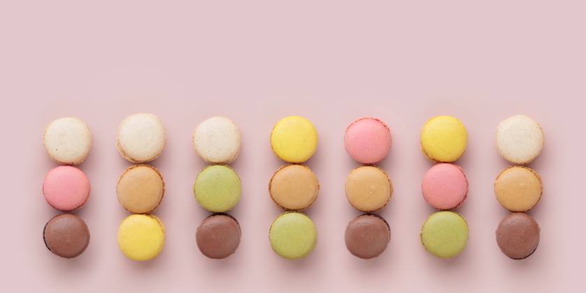 Macaroons on pink background, colorful french cookies pattern. Gift for 8 March, International Women s Day, Valentine Day Macaroons on pink background, colorful french cookies pattern. Gift for 8 March, International Women s Day, Valentine Day. Horizontal banner with copyspace Copyright: x RECORD DATE NOT STATED