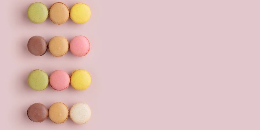 Macaroons on pink background, colorful french cookies pattern. Gift for 8 March, International Women s Day, Valentine Day Macaroons on pink background, colorful french cookies pattern. Gift for 8 March, International Women s Day, Valentine Day. Horizontal banner with copyspace Copyright: x RECORD DATE NOT STATED
