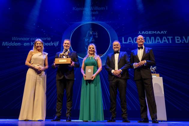 ZWOLLE - Queen Maxima with the prize winners Lagemaat BV in the SME category during the presentation of the King Willem I Prizes 2024 in the Zwolle Theater De Spiegel. ANP VINCENT JANNINK netherlands out - belgium out  Copyright: xx x498664496x originalFilename: 498664496.jpg