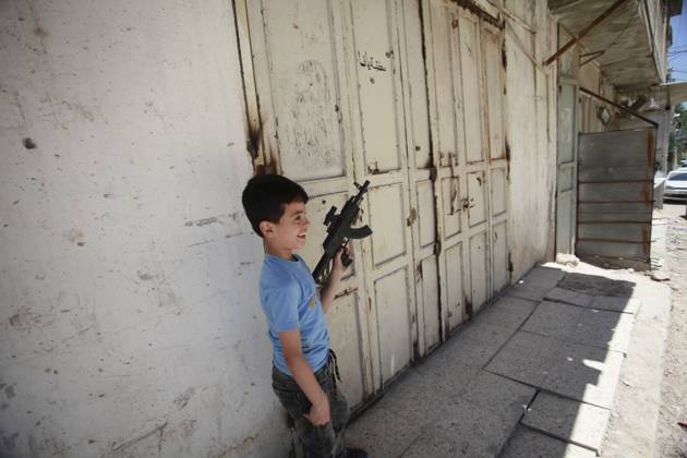 News Themen der Woche KW20 News Bilder des Tages May 16, 2024, Tulkarm, West Bank, Palestine: A Palestinian child holds a plastic rifle in front of the street that was destroyed by Israeli forces during a raid to close the currency exchange shops, in the city of Tulkarm in the northern West Bank. Tulkarm Palestine - ZUMAs197 20240516_aaa_s197_177 Copyright: xNasserxIshtayehx