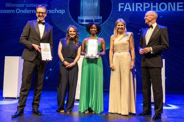 ZWOLLE - Queen Maxima with the prize winners Fairphone in the Sustainable Entrepreneurship category during the presentation of the King Willem I Prizes 2024 in the Zwolle Theater De Spiegel. ANP VINCENT JANNINK netherlands out - belgium out  Copyright: xx x498664818x originalFilename: 498664818.jpg