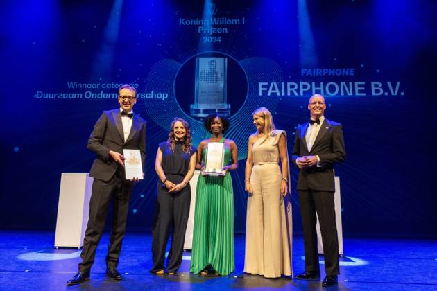 ZWOLLE - Queen Maxima with the prize winners Fairphone in the Sustainable Entrepreneurship category during the presentation of the King Willem I Prizes 2024 in the Zwolle Theater De Spiegel. ANP VINCENT JANNINK netherlands out - belgium out  Copyright: xx x498665007x originalFilename: 498665007.jpg