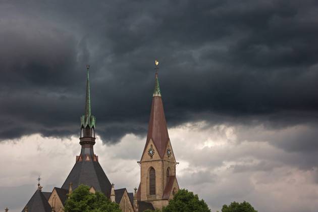 News Bilder des Tages Bevorstehende Gewitter in der Stadt Der Himmel über dem Ruhrtal während einer Wetterlage mit Gewitterrisiko und drohenden Wolkenauftritt bei der Ankunft eines Gewitters und einer amtlichen Unwetterwarnung. Essen Nordrhein-Westfalen Deutschland