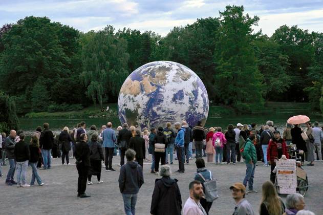 Bilder des Jahres 2024, News 05 Mai News Themen der Woche KW20 Deutschlandpremiere der Kunstinstallation Floating Earth (schwimmende Weltkugel) des britischen Künstlers Luke Jerram auf dem Maschteich. (Fotos der Kunstinstallation sind vom Künstler für Presse- und Öffentlichkeitsarbeit freigegeben) Hannover, 16.05.2024