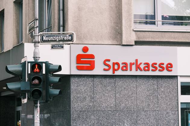 Düsseldorf 17.05.2024 Stadtsparkasse Sparkasse Sparkassenfiliale Gerresheim rote Ampel Düsseldorf Nordrhein-Westfalen Deutschland