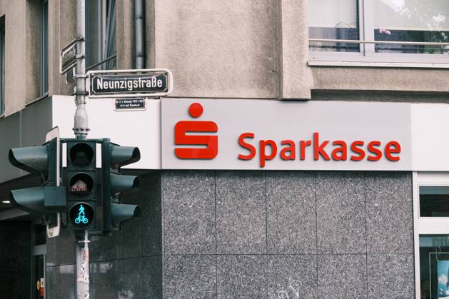 Düsseldorf 17.05.2024 Stadtsparkasse Sparkasse Sparkassenfiliale Gerresheim grüne Ampel Düsseldorf Nordrhein-Westfalen Deutschland