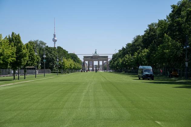Bilder des Jahres 2024, News 05 Mai News Themen der Woche KW20 17.05.2024, Berlin, Deutschland, Europa - Gruener Kunstrasen auf der Fanmeile zur Fussball-EM (UEFA EURO 2024) vor dem Brandenburger Tor entlang der Strasse des 17. Juni in Tiergarten.