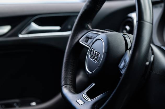 Das Logo des Autobauers Audi ist auf dem Lenkrad einer A3 Limousine zu sehen. Rottweil Baden-Württemberg Deutschland