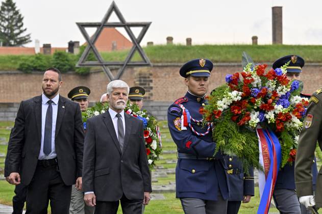 Bilder des Jahres 2024, News 05 Mai News Themen der Woche KW20 News Bilder des Tages Czech President Petr Pavel lays a wreath in the National Cemetery during Terezin event to commemorate victims of Nazi persecution on the occasion of the 79th anniversary of WW2 end at the Terezin Memorial, Czech Republic, May 19, 2024. (CTKxPhoto OndrejxHajek) CTKPhotoP2024051902496  CTKPhotoP2024051902496
