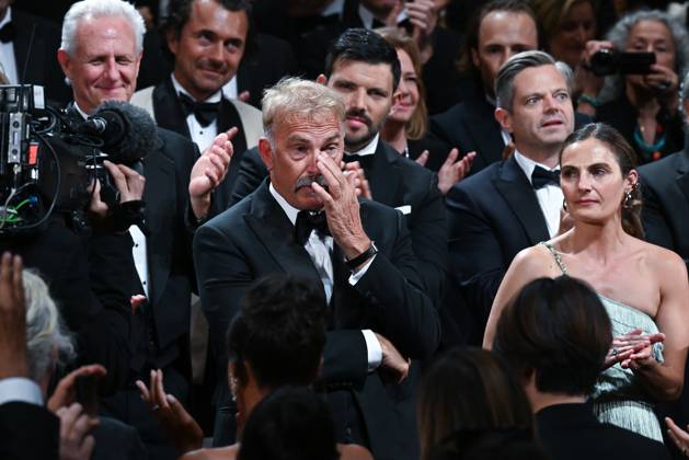 Bilder des Jahres 2024, Entertainment 05 Mai Entertainment Themen der Woche KW20 Entertainment Bilder des Tages 77eme Festival International du Film de Cannes Atmosphere a la fin de projection du film de Kevin Costner 77th International Cannes Film Festival Atmosphere and emotion after Kevin Costner movie screening Horizon An american Saga EXCLUSIVE Contact us for any web use 305213 2024 05 19 Costner, Kevin  Copyright: xSergexArnalx xStarfacex STAR_305213_007