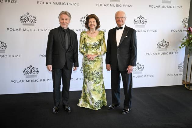 STOCKHOLM, SWEDEN 20240521 Laureate Esa Pekka Salonen with Queen Silvia and King Carl Gustaf after the award ceremony during the Polar Prize 2024, presented at the Grand Hotel in Stockholm STOCKHOLM SWEDEN x10070x  Copyright: xJessicaxGow TTx POLARPRISET 2024 _qumA-0eQWI