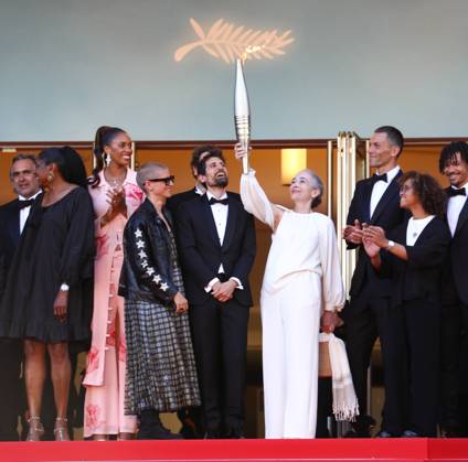 Bilder des Jahres 2024, Entertainment 05 Mai Entertainment Themen der Woche KW21 May 21, 2024, Cannes, Cote D azur, France: CEO of France Televisions DELPHINE ERNOTTE carries the Olympic torch up the red carpet ahead of Marcello Mio Premiere screening at the 77th Annual Cannes Film Festival at Palais des Festivals in Cannes, France Cannes France - ZUMAc179 20240521_zep_c179_094 Copyright: xMickaelxChavetx