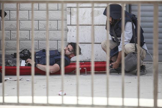 Bilder des Jahres 2024, News 05 Mai News Themen der Woche KW21 News Bilder des Tages Nahostkonflikt, Westjordanland, Eindrücke aus Dschenin May 21, 2024, Jenin, West Bank, Palestine: Journalists carry their colleague who was injured by Israeli forces bullets during a military operation in the Jenin refugee camp, in the northern West Bank, In the northern West Bank camp, during a military operation searching for Palestinian militants from the Jenin Brigade. The Palestinian Ministry of Health said that 7 Palestinian civilians were killed, including two doctors, a teacher, and a student who was on his way to school during the military operation. Jenin Palestine - ZUMAs197 20240521_aaa_s197_050 Copyright: xNasserxIshtayehx