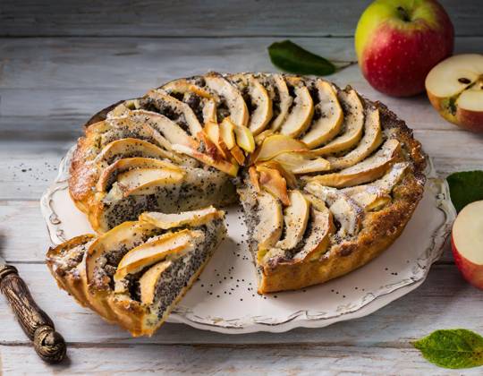 IMAGO Creative: Food, Mohn Mit KI generiert. Apfel-Mohn-Kuchen und frische, knackige Äpfel
