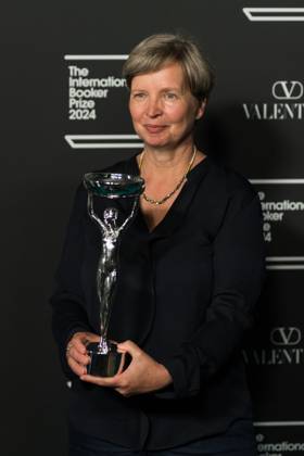 International Booker Prize 2024 Award Ceremony In London LONDON, UNITED KINGDOM - MAY 21, 2024: Winner of the International Booker Prize 2024 author Jenny Erpenbeck poses with the trophy during the award ceremony at Tate Modern in London, United Kingdom on May 21, 2024. The International Booker Prize is awarded annually for the finest single work of fiction from around the world which has been translated into English and published in the UK and Ireland. London Greater London United Kingdom  Copyright: xWIktorxSzymanowiczx originalFilename: szymanowicz-internat240521_npbt2.jpg
